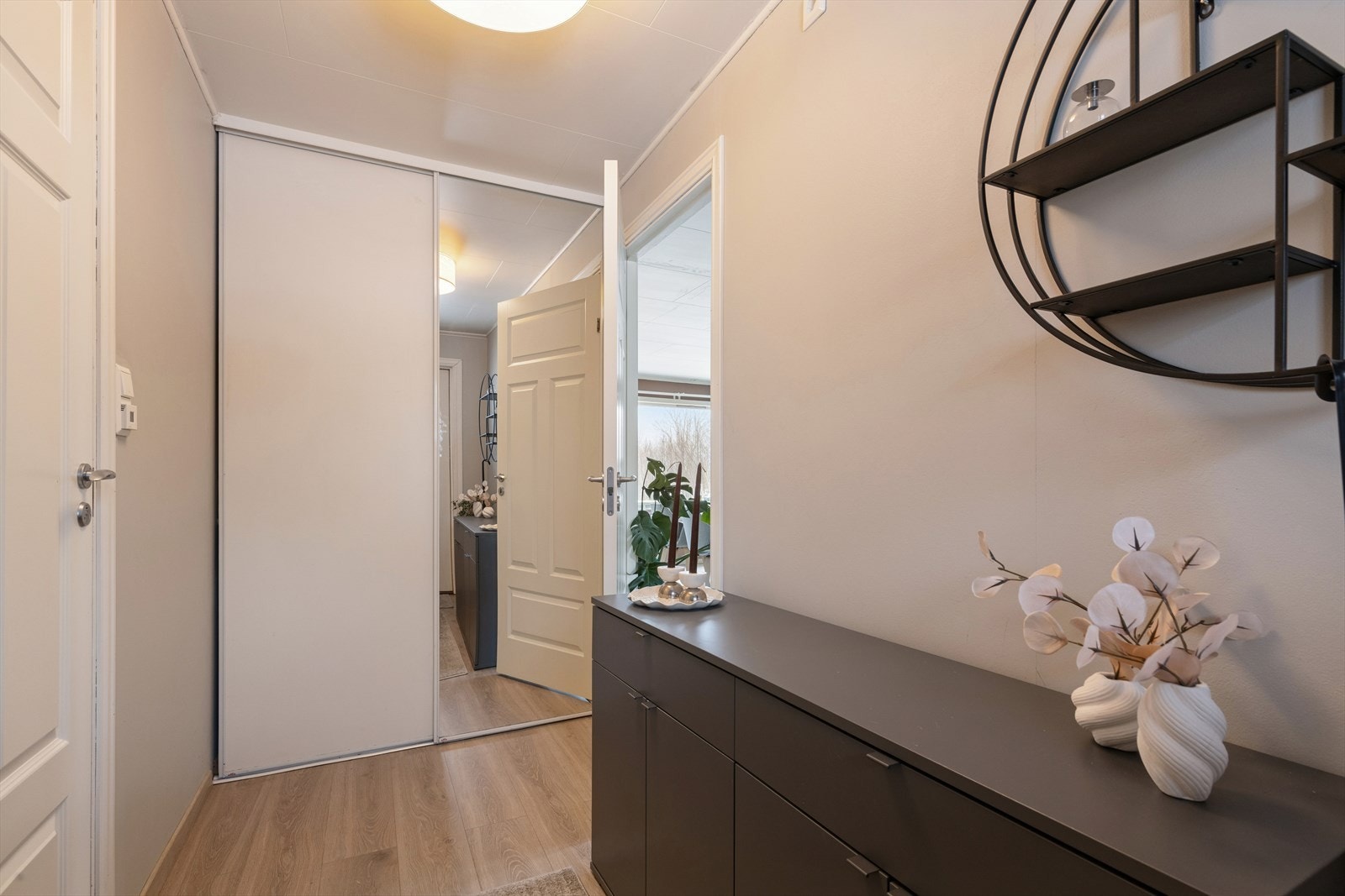 Her er det god plass til oppbevaring av yttertøy og sko. Galleribilde