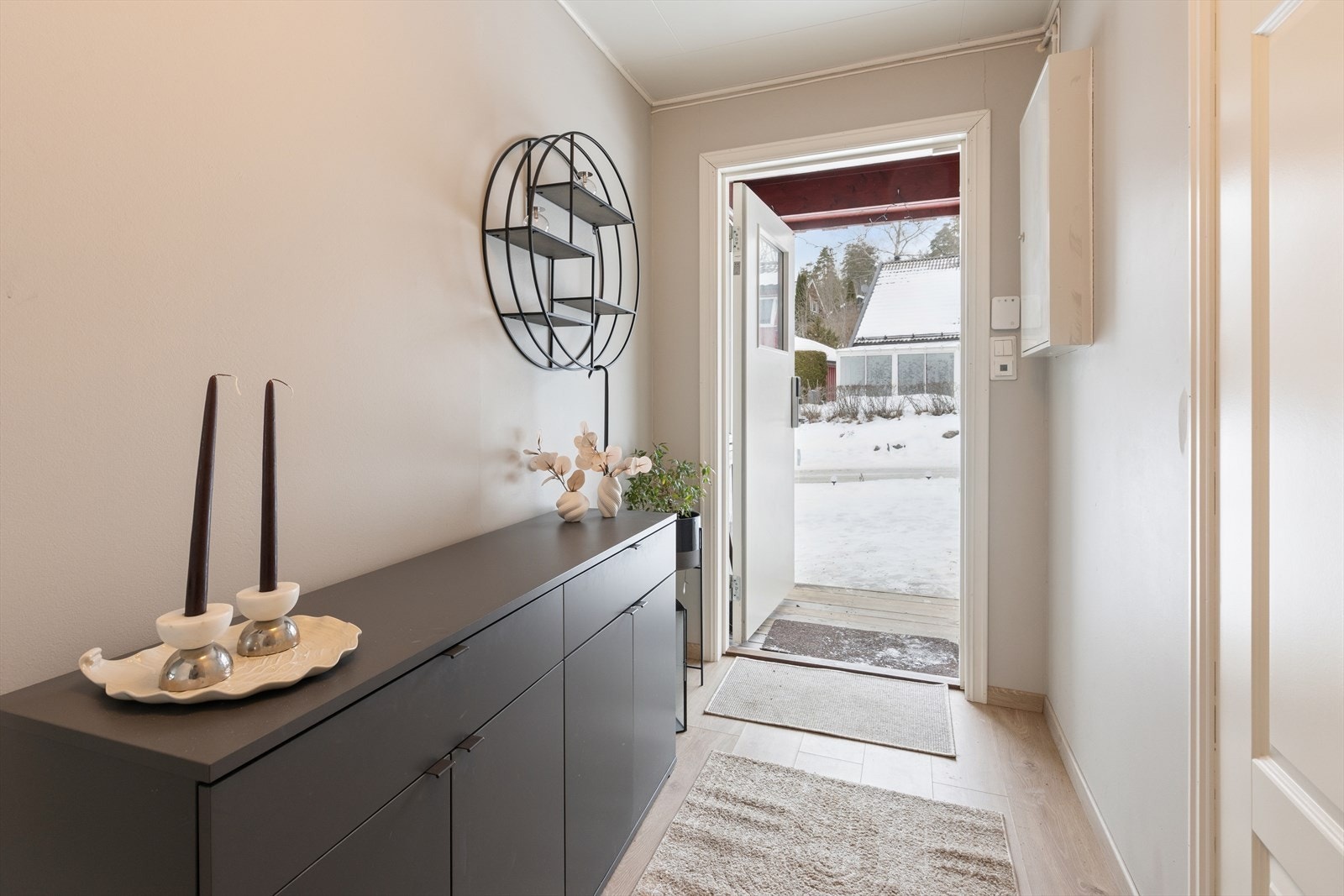Velkommen inn i en lys entré. Alle overflater i boligen er nylig pusset opp. Galleribilde