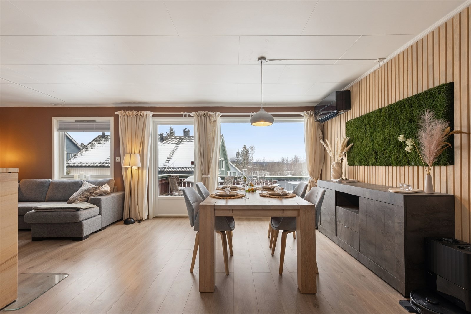 Store vindusflater gir gode lysforhold i hele oppholdsrommet. Galleribilde