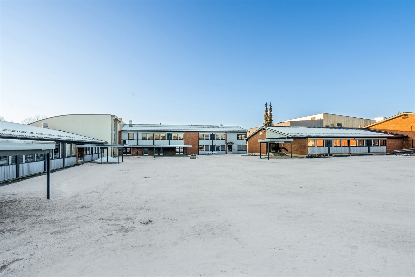 Det er kort gangavstand, ca. 200 meter, til Knapstad barne- og ungdomsskole. Galleribilde