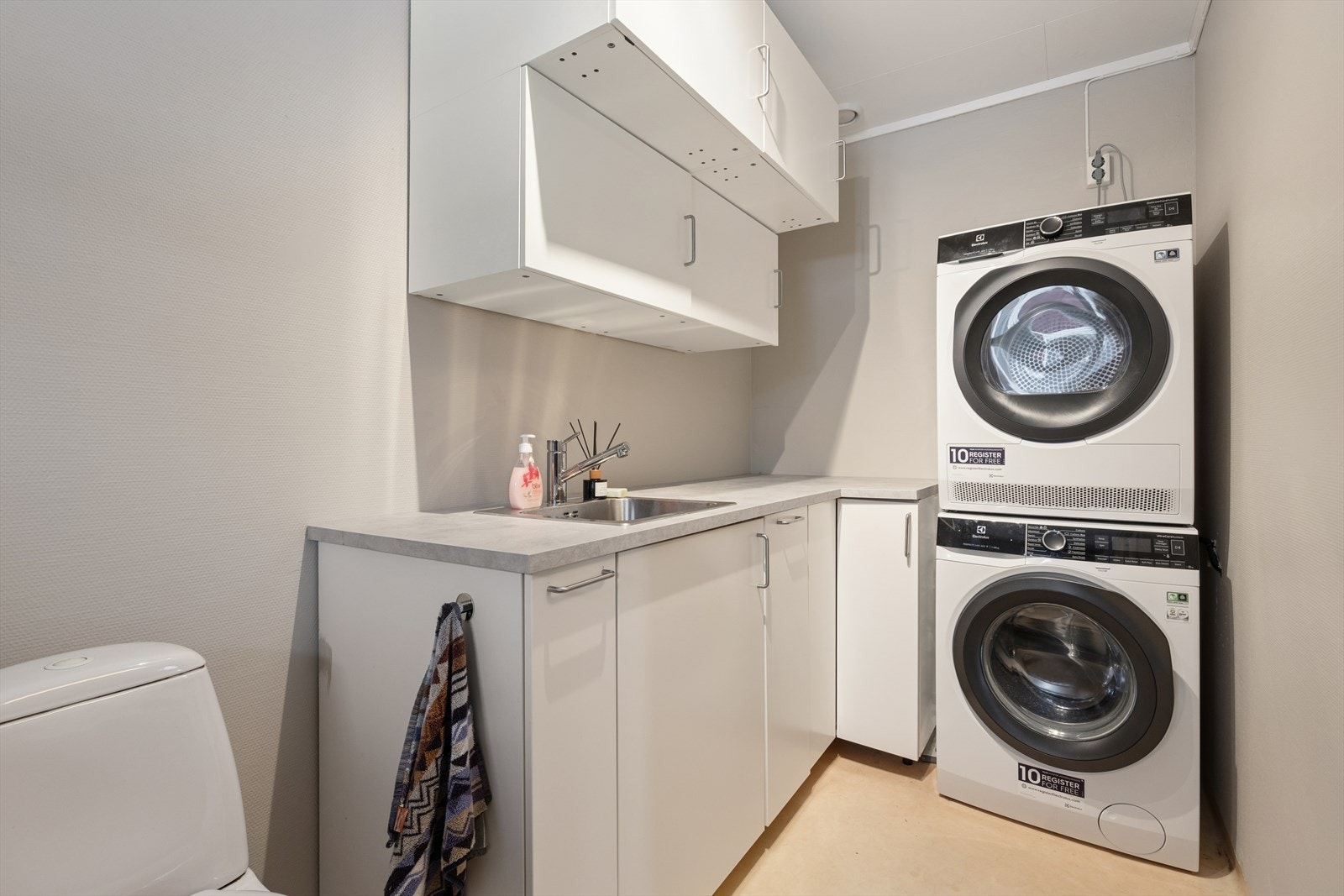 Praktisk, separat vaskerom i første etasje med opplegg for vaskemaskin. Galleribilde