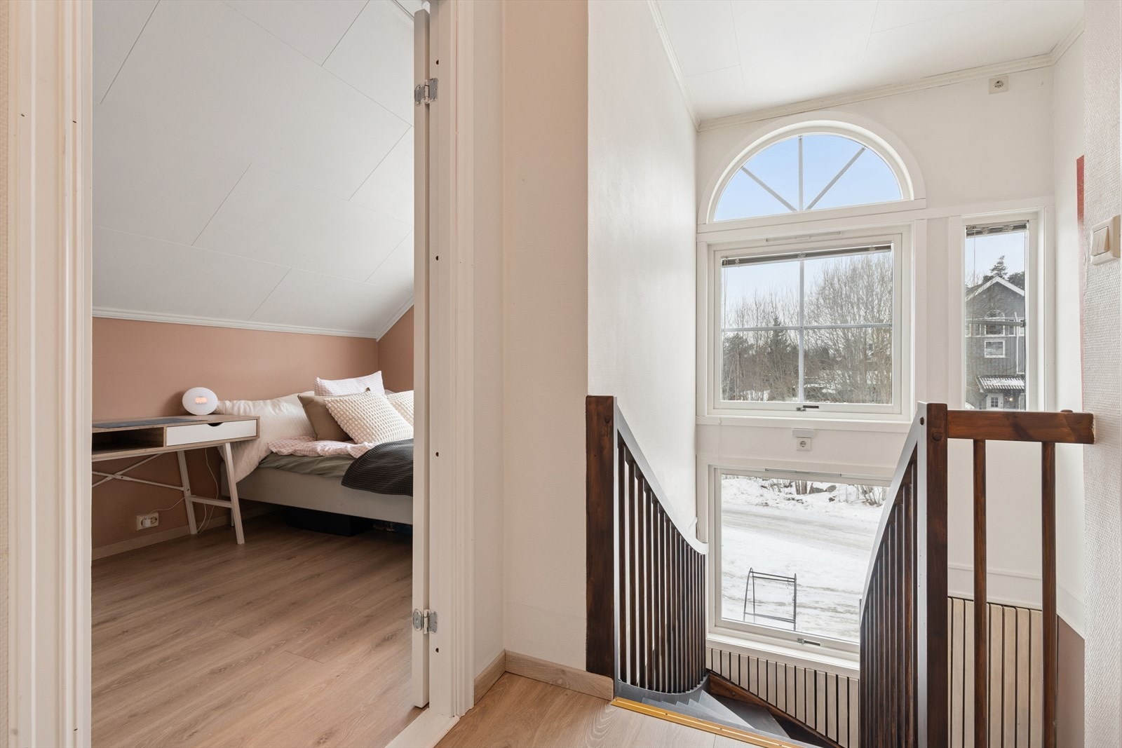 Trapperommet i andre etasje har nye laminatgulv fra 2020, som er gjennomgående for etasjen. Galleribilde