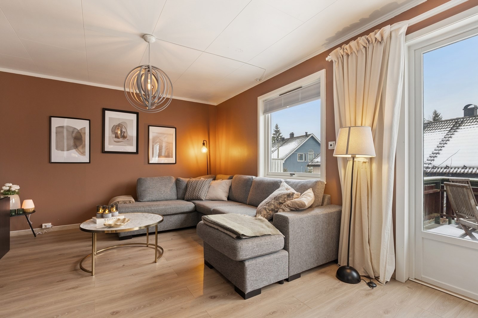 Fra stuen er det direkte utgang til den store verandaen. Galleribilde