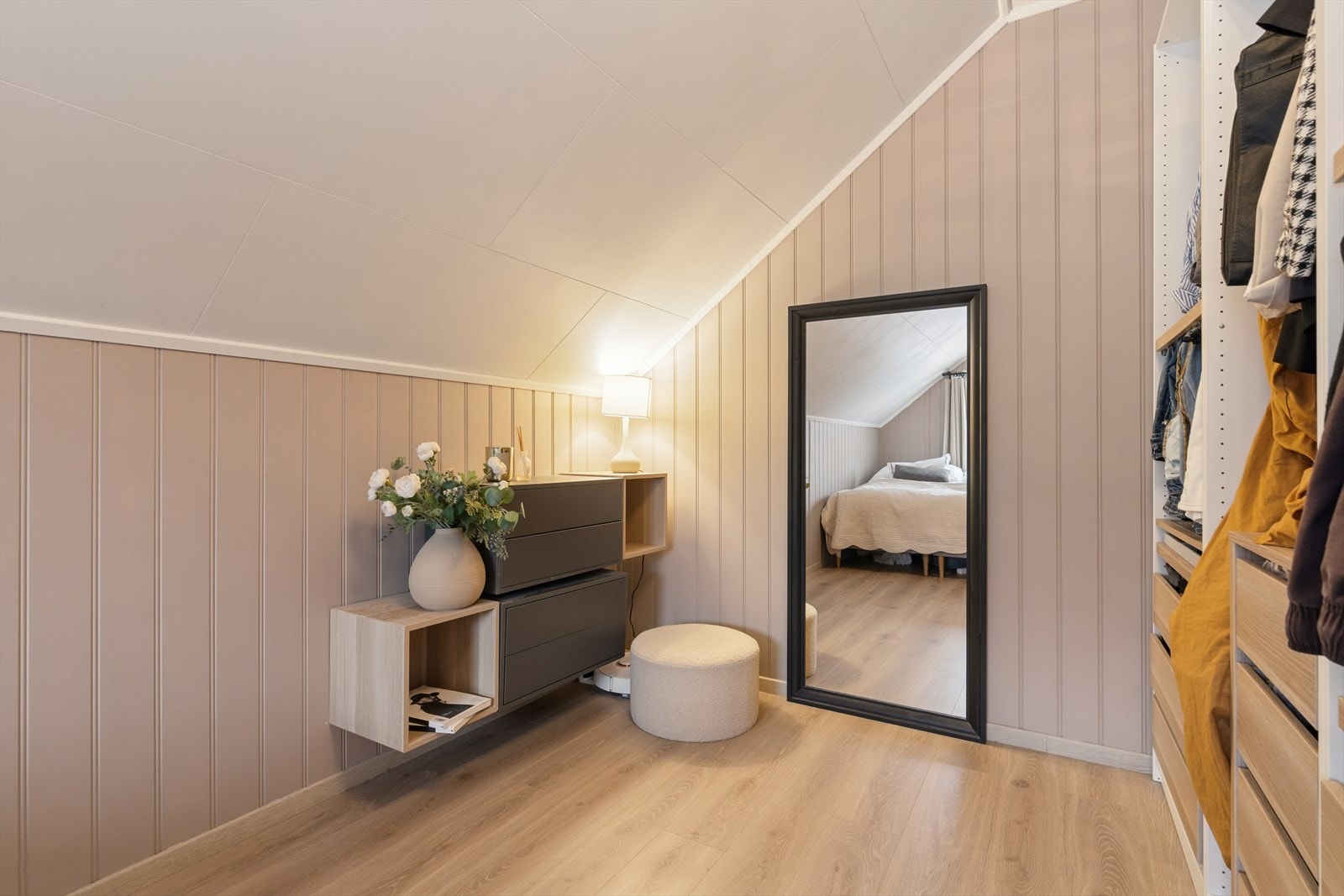 En praktisk IKEA Pax-garderobe gir rikelig med oppbevaringsplass. Galleribilde