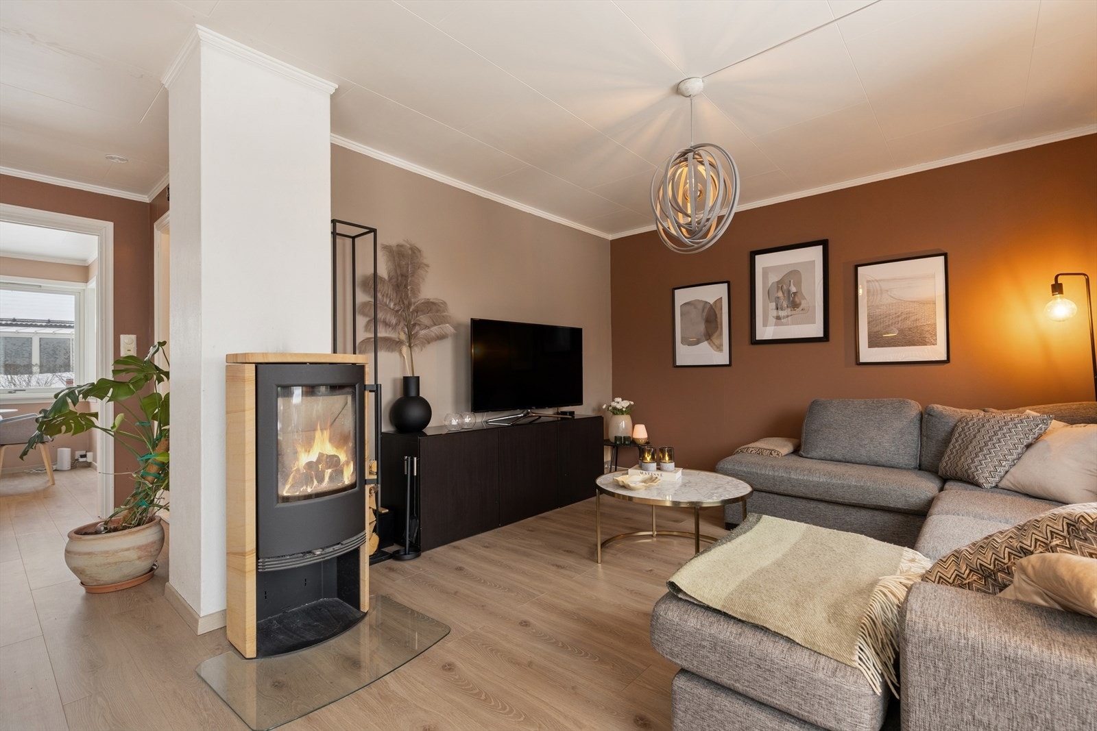 En ny vedovn fra 2020 gir ekstra varme og en lun atmosfære på kalde dager. Galleribilde