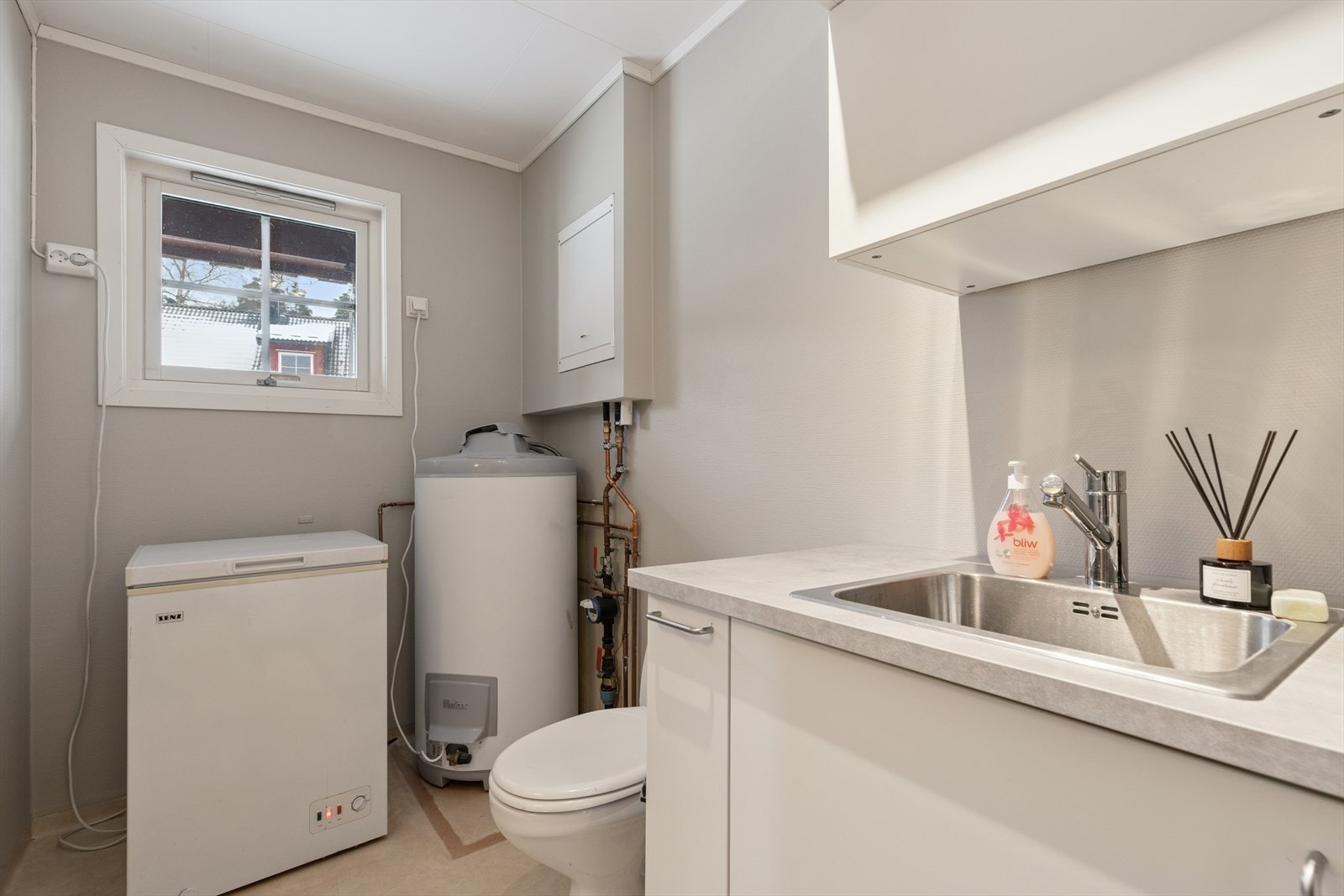 Rommet inneholder også servantskap, toalett og en 200-liters varmtvannstank fra 2020. Galleribilde