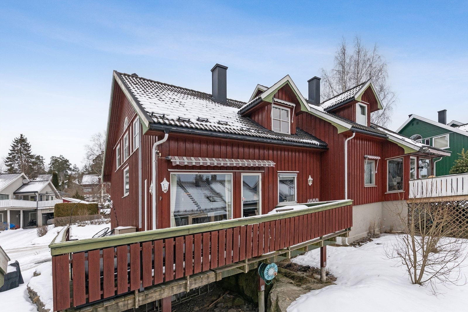 Pen og påkostet halvpart av vertikaldelt tomannsbolig i et veletablert og populært villaområde. Galleribilde