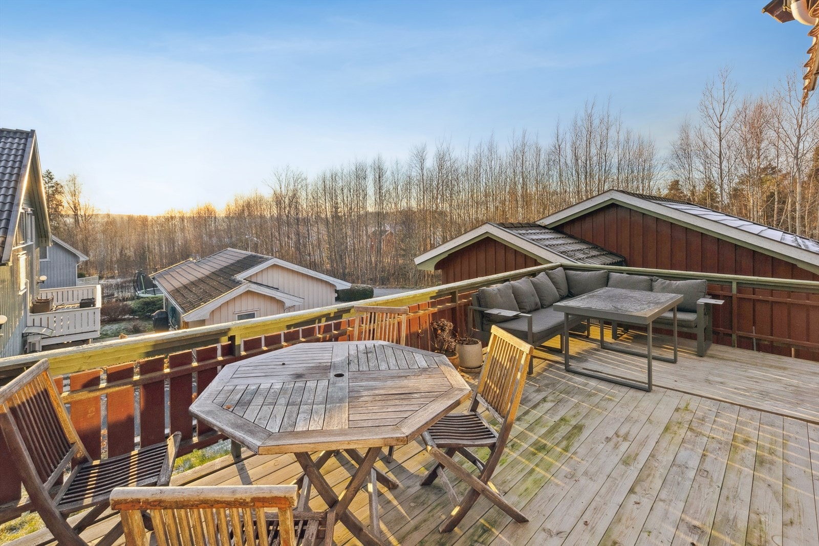 Den store verandaen på 37 m² er bygget med impregnerte terrassebord og har god plass til utemøbler. Galleribilde