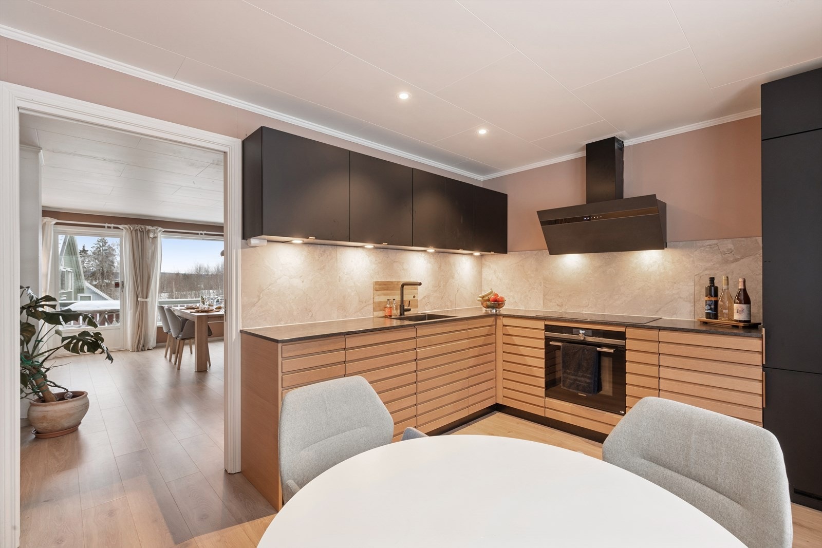 Kjøkkenet har en effektiv ventilator med avtrekk ut, installert i 2023. Galleribilde