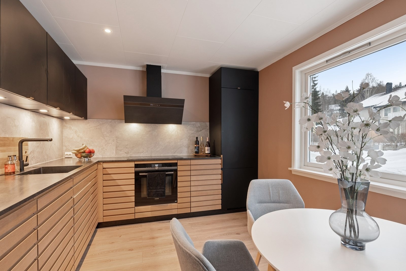 Moderne kjøkken fra 2020 med glatte fronter, laminat benkeplate og integrerte hvitevarer. Galleribilde