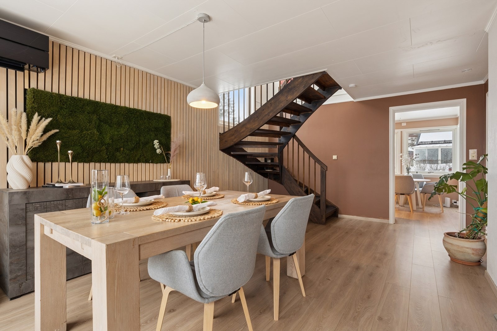 Den lakkerte tretrappen, behandlet i 2025, leder elegant opp til andre etasje. Galleribilde