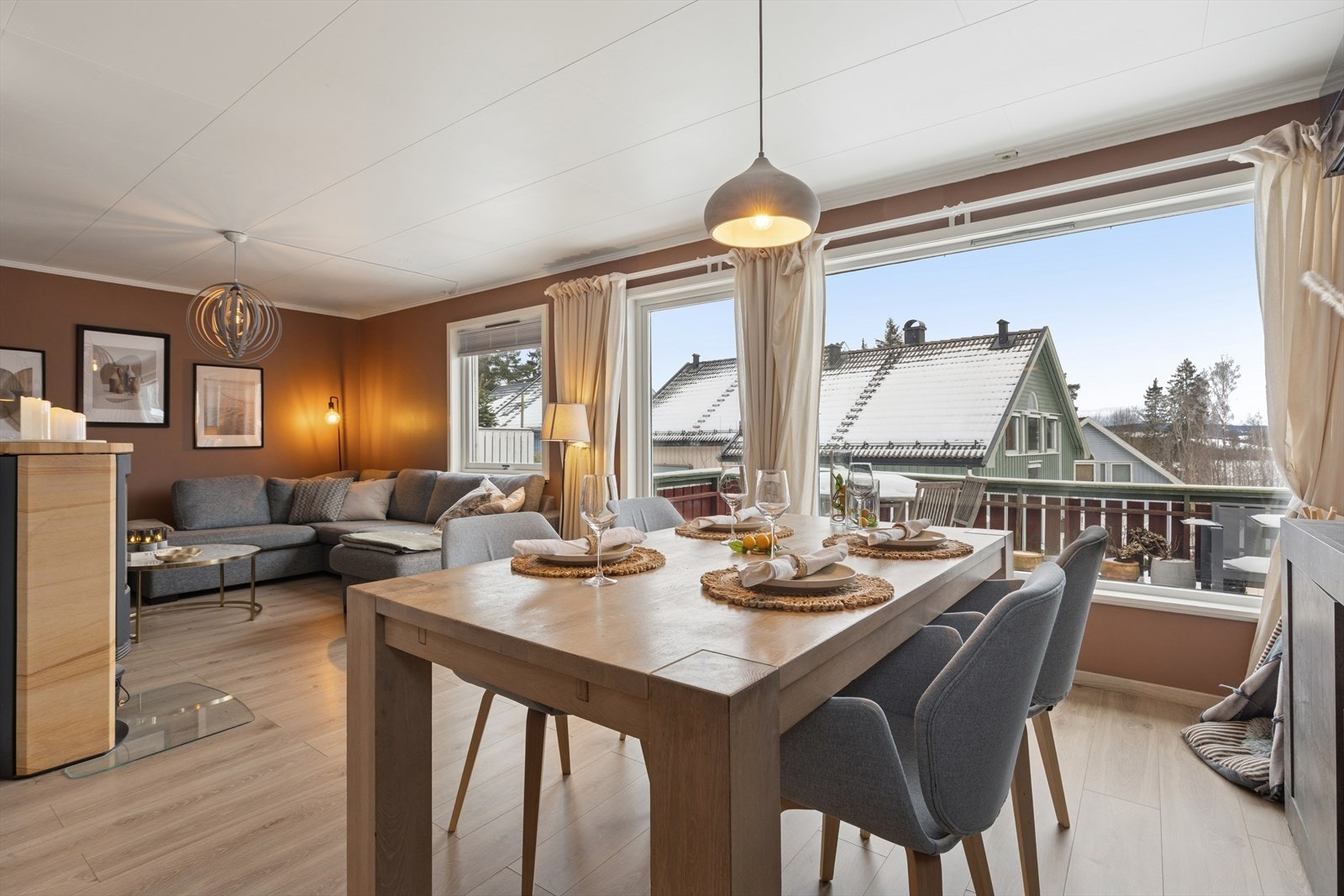 Hele første etasje har behagelig gulvvarme som bidrar til god komfort. Galleribilde