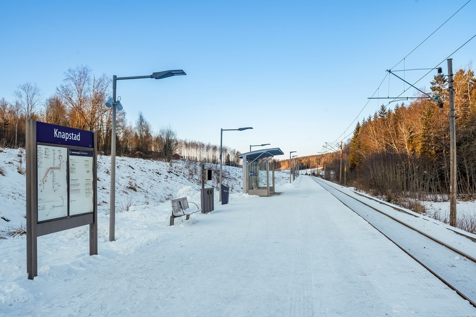 Fra Knapstad stasjon, ca. 850 meter unna, tar toget deg til Oslo på rundt 33 minutter. Galleribilde
