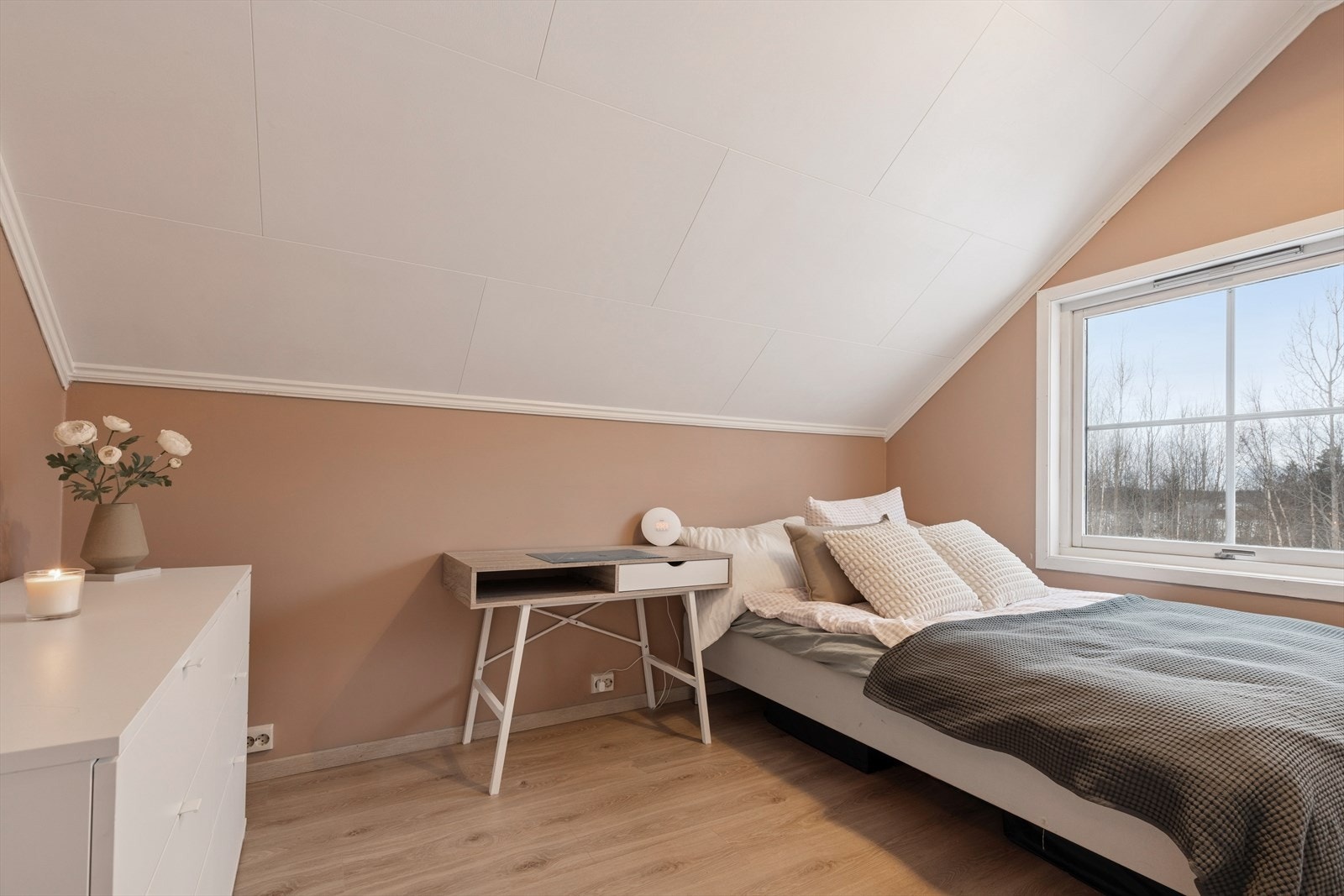 Det andre soverommet har god plass til seng og skrivebord. Galleribilde