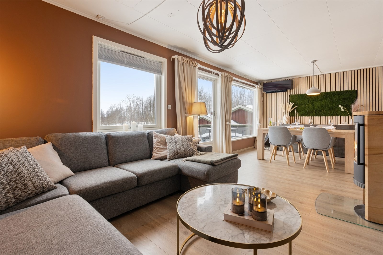 Stuen er romslig med plass til både sofagruppe og en hyggelig spiseplass. Galleribilde