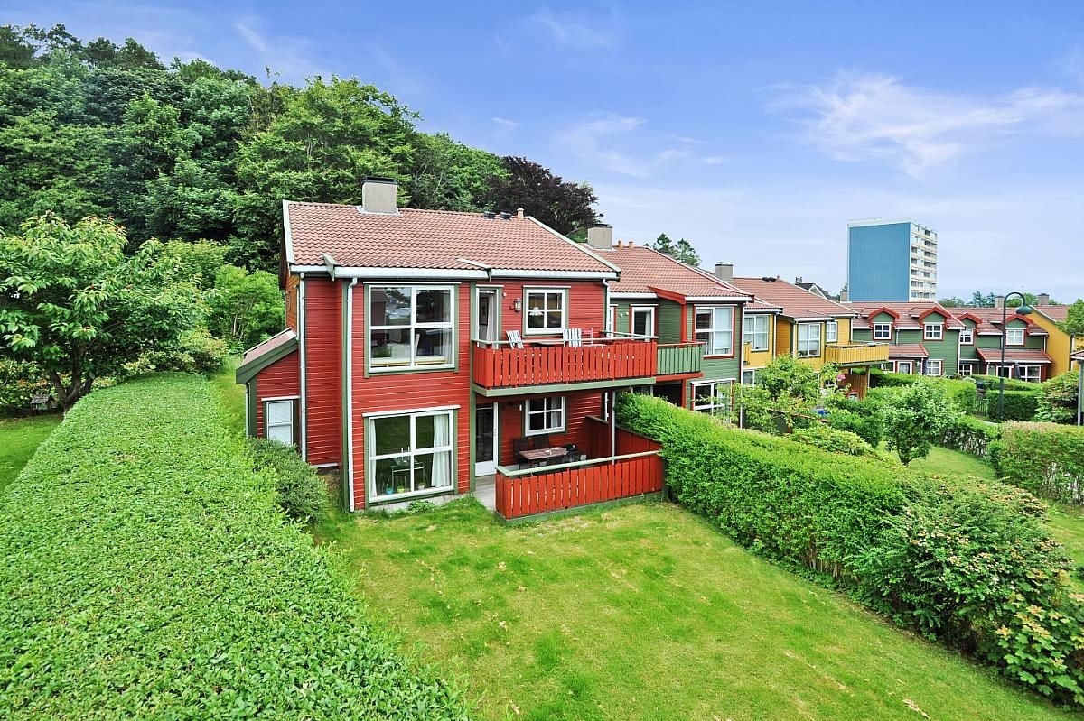 Fasade - boligen er nå lysmalt og ikke lenger rød. Galleribilde