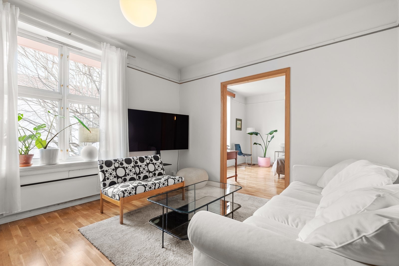 Trivelig stue med åpen løsning mot tilstøtende rom, som gir en naturlig sammenheng og god flyt mellom oppholdsrommene - Se alternativ planløsning for inspirasjon. Galleribilde