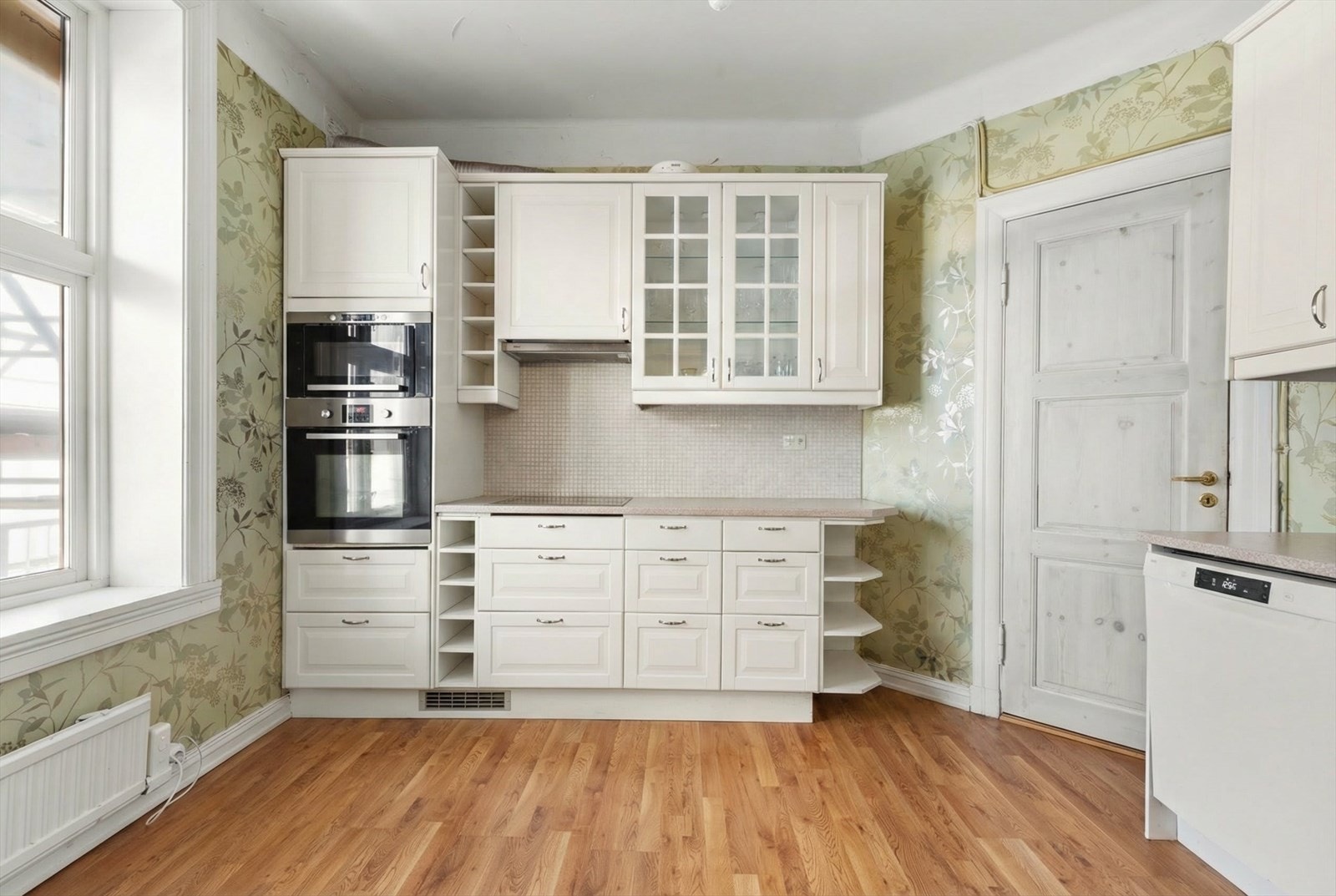 Eldre, separat kjøkken med integrerte, frittstående hvitevarer, samt god plass til spisebord. Se alternativ planløsning om man ønsker å flytte kjøkkenet. Galleribilde