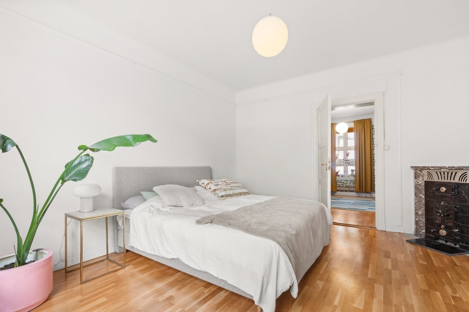 Leiligheten har i dag to store og luftige soverom med god plass til dobbeltseng, garderobeløsninger og tilhørende møblement. Galleribilde