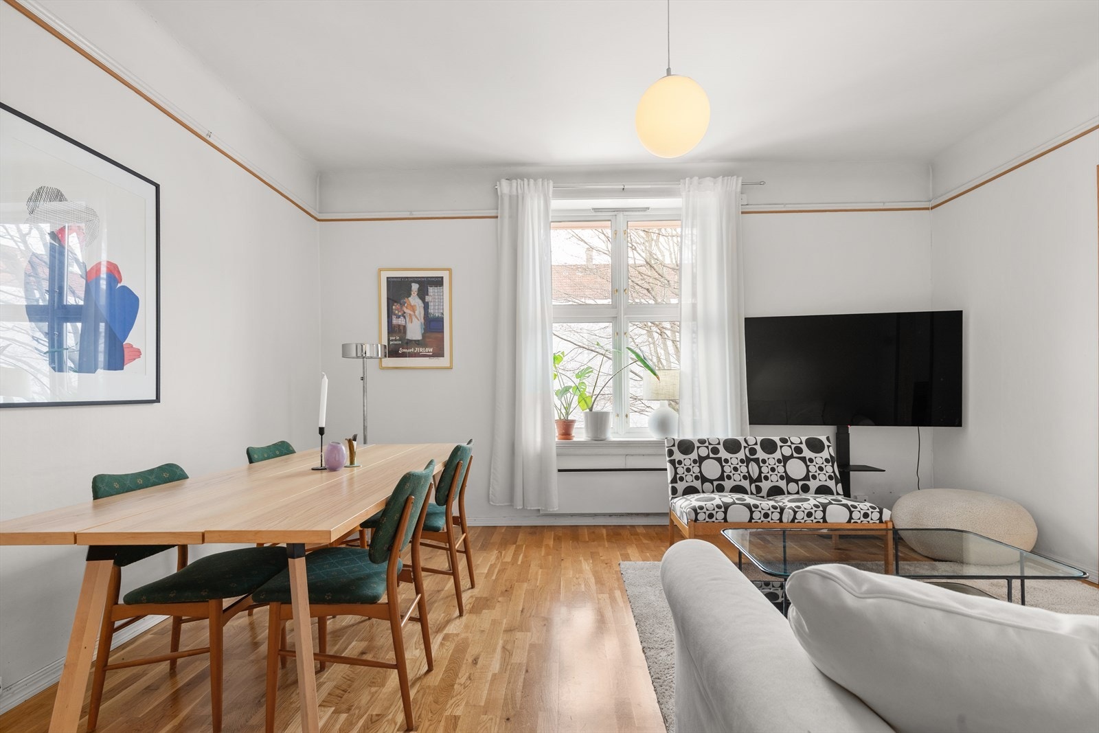 Lys og romslig stue. Stuen har god plass til stor sittegruppe, spisebord og tilhørende møblement. Galleribilde