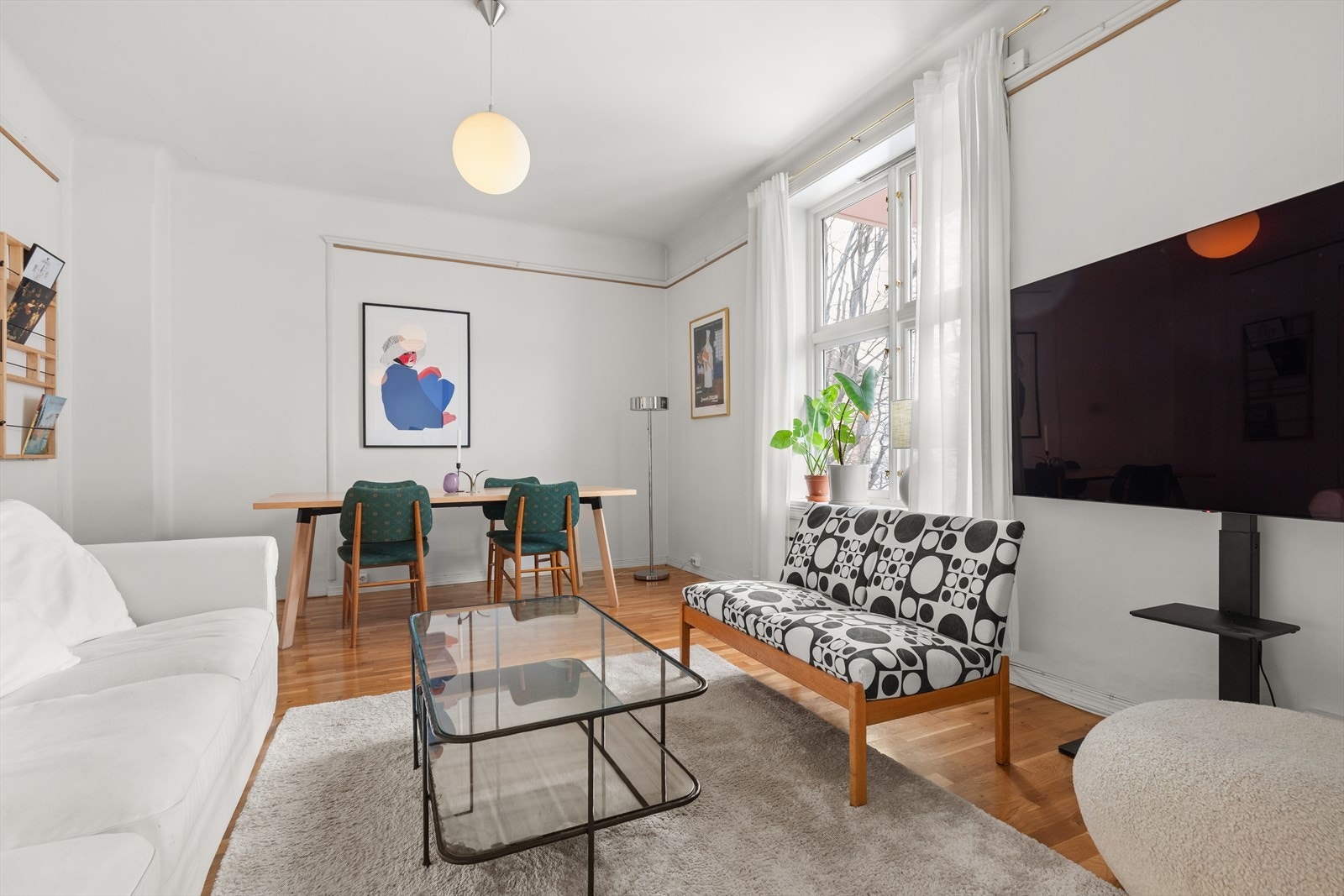 Leiligheten ligger fint til i byggets 3.etasje med hyggelig utsyn i begge retninger, store vindusflater som gir rikelig med naturlig lys og god takhøyde på 2,78 m, som skaper en herlig atmosfære. Galleribilde