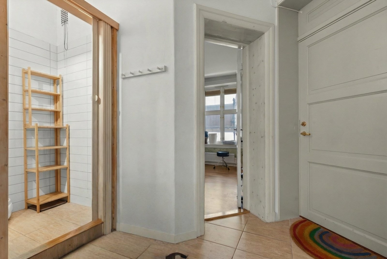 Entre - Leiligheten disponerer også to eksterne kjellerboder på henholdsvis 2 og 5 kvm. Galleribilde