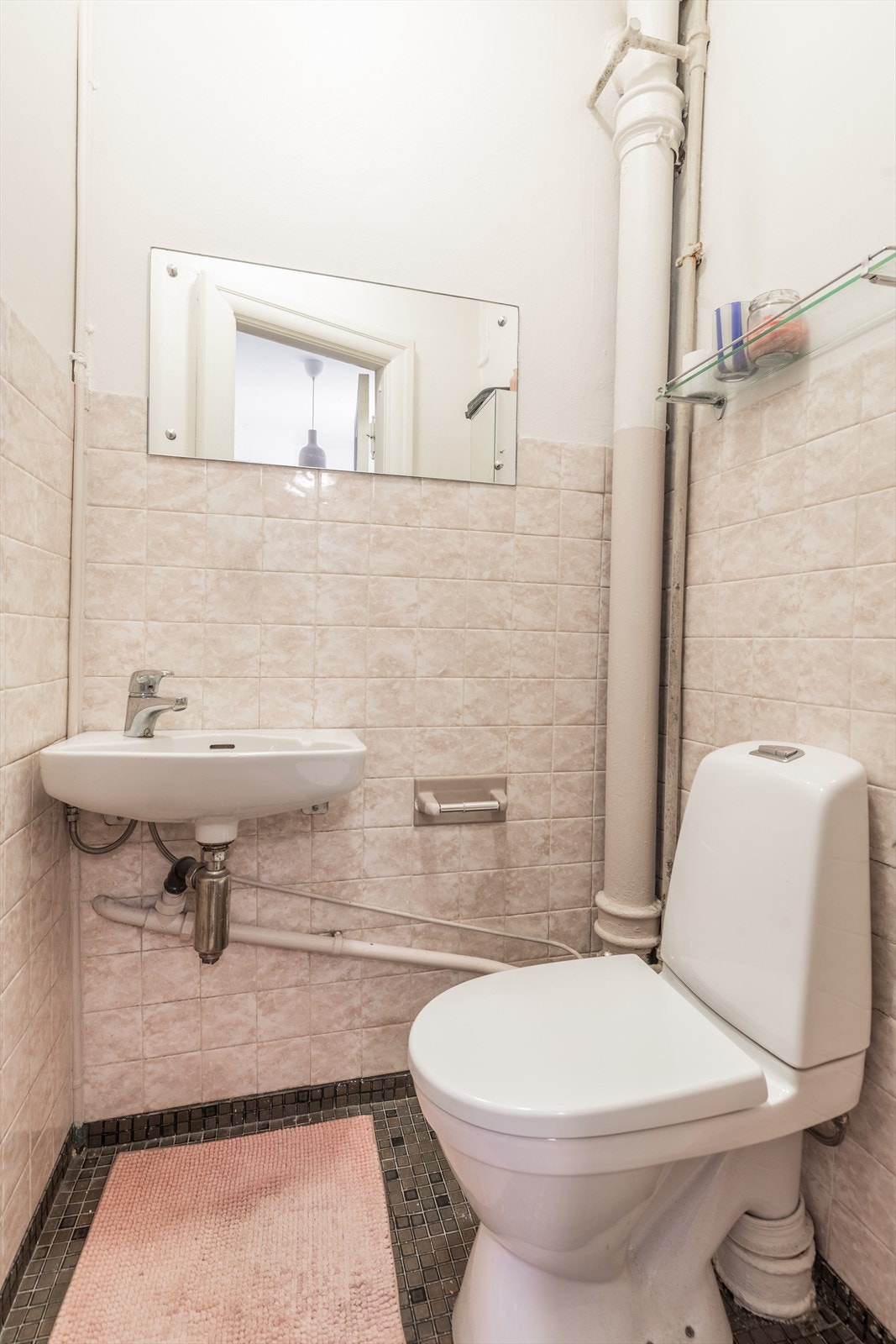 Seperat toalettrom - Badet har behov for rehabilitering. Galleribilde