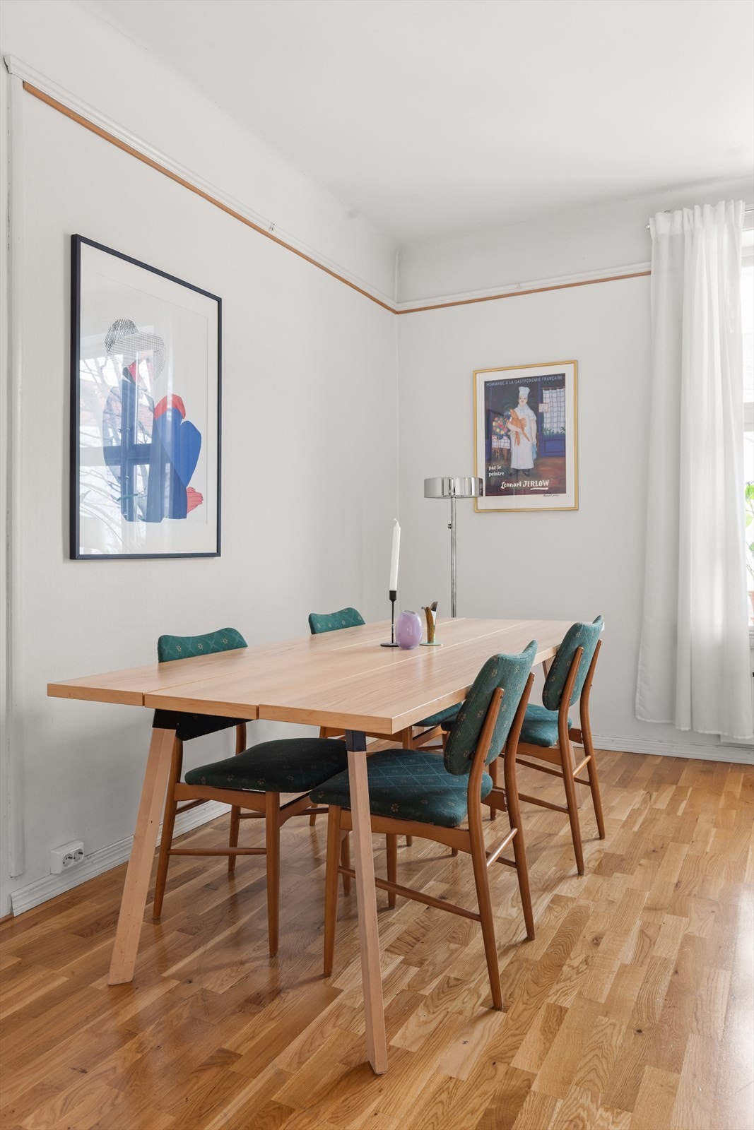 I stue er det god plass til spisegruppe, perfekt for hyggelige og sosiale sammenkomster. Galleribilde