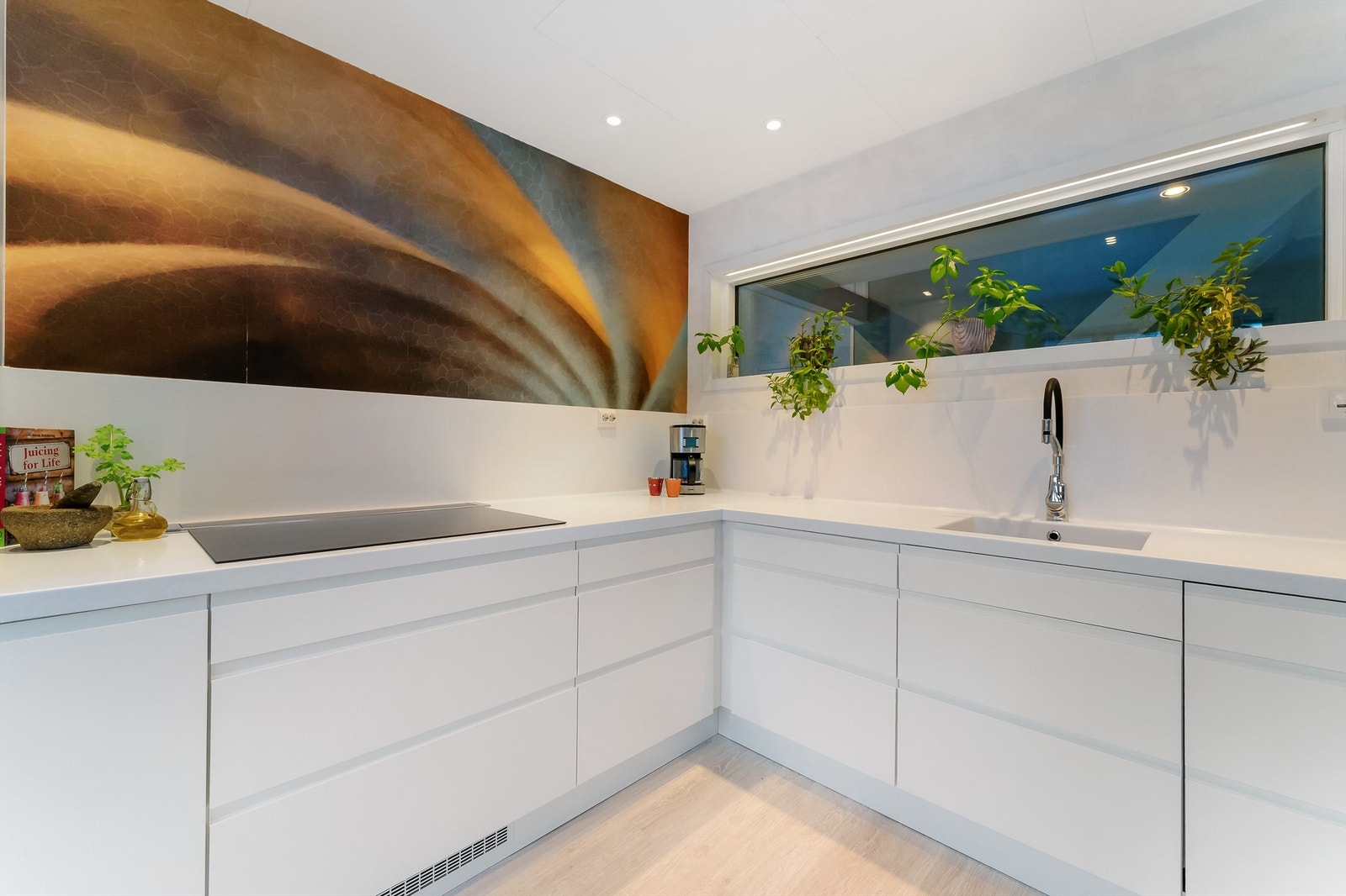 Integrert ventilator gir eit stilreint preg på kjøkkenet, og blandebatteri med dusjfunksjon gjer oppvasken enkel Galleribilde