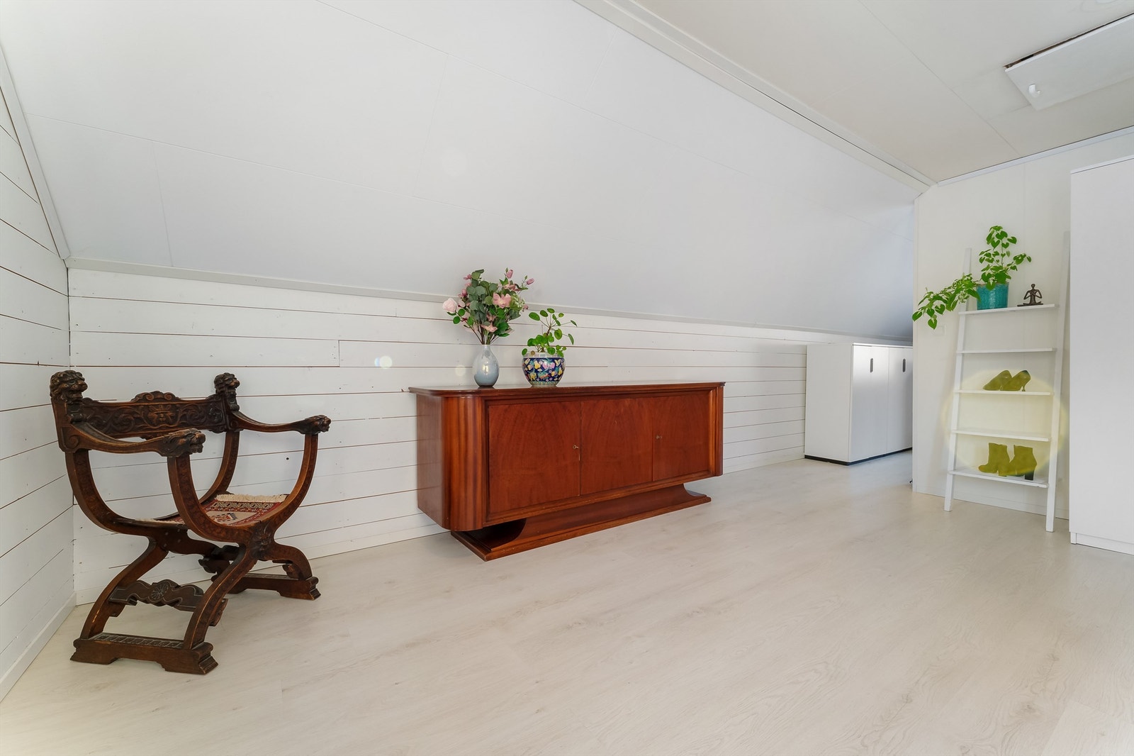 I 2. etasje er det tre soverom, det største rommet er todelt med god plass til walk in garderobe før ein kjem til soveromsdelen Galleribilde