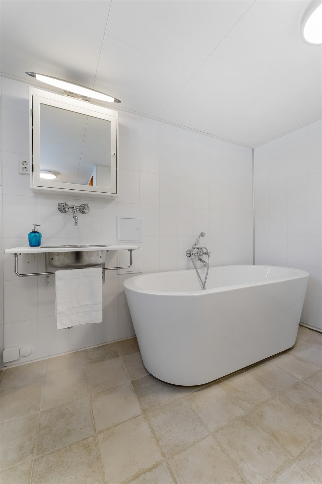 Bad i eunderetasjen med lekkert badekar Galleribilde