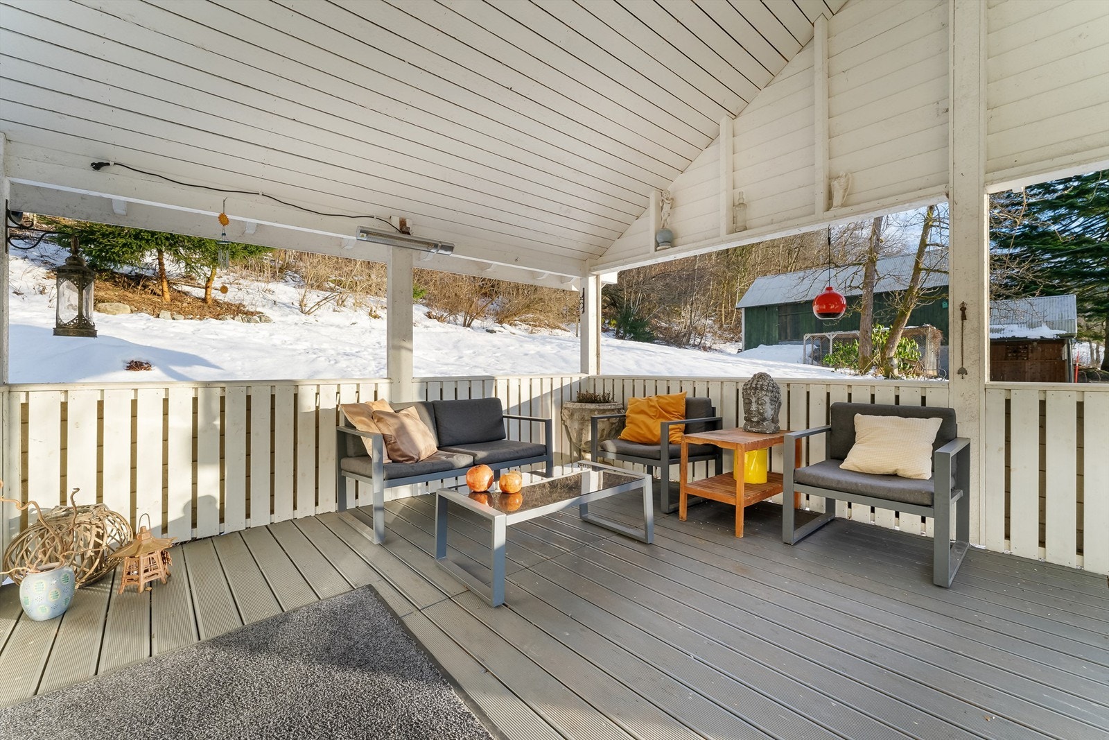 Ved inngangspartiet er det ein triveleg overbygd uteplass Galleribilde