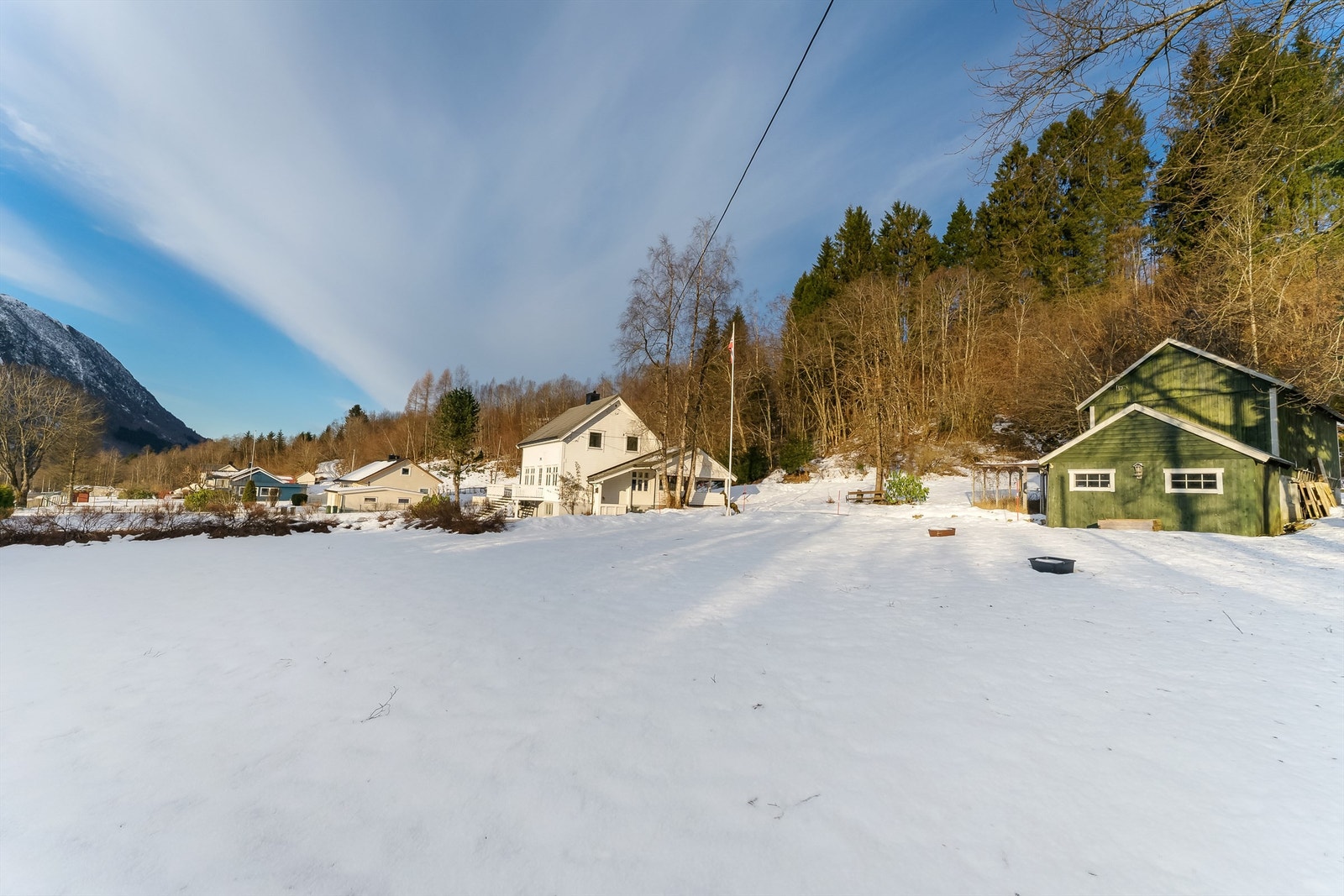 Ein velhalden og pen einebustad med romsleg tomt på heile 5 mål! Galleribilde