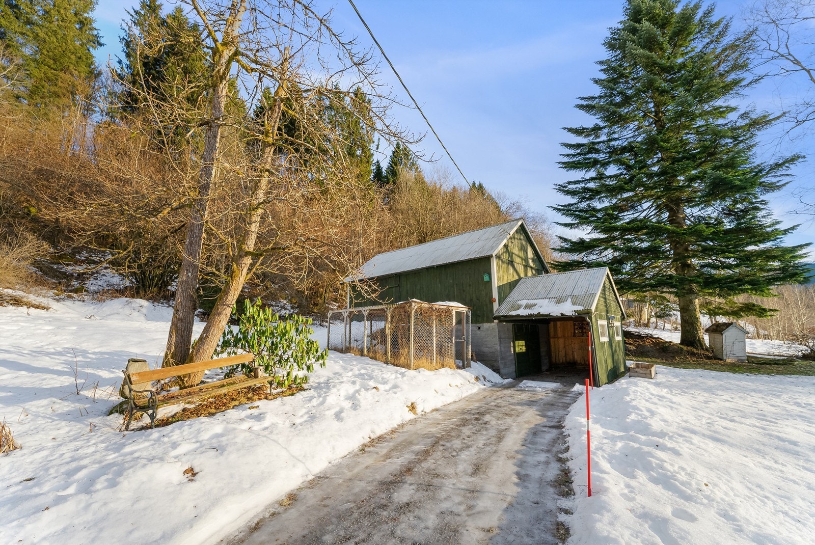 Eigedommen har flust med boltreplass for små og store, og mykje potensiale! Galleribilde