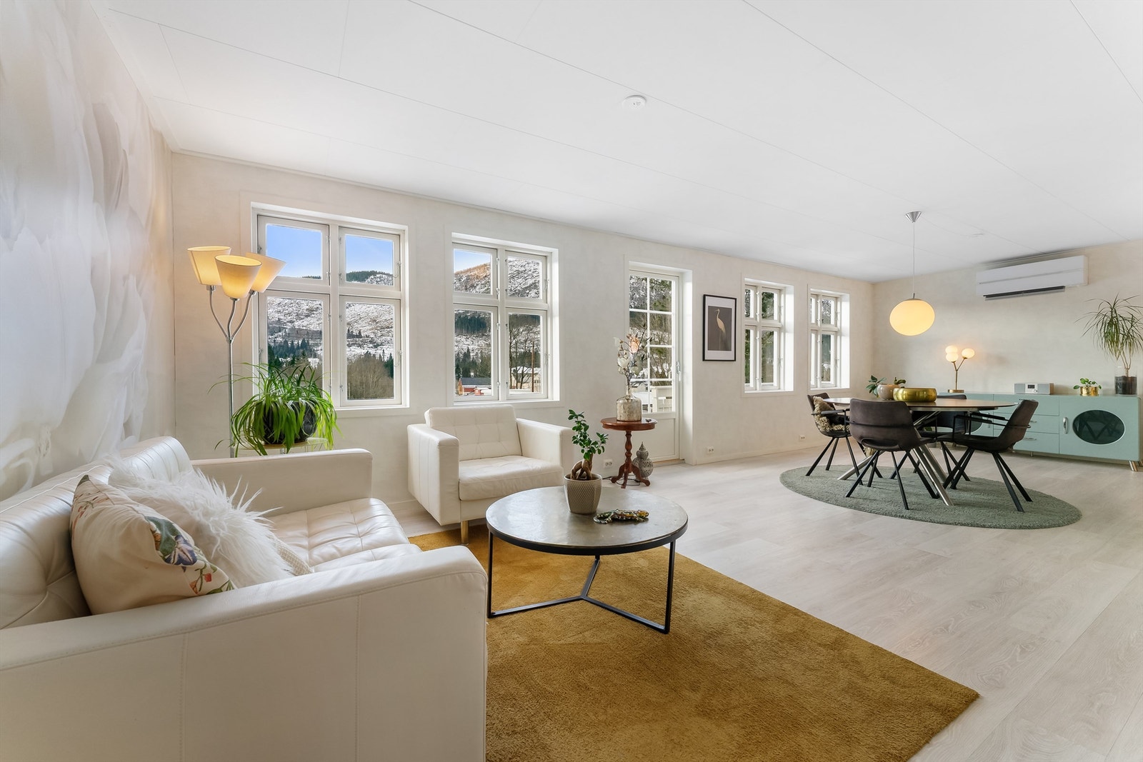 Utgang til veranda med adkomst vidare til hagen - perfekt for borna som leiker ute Galleribilde