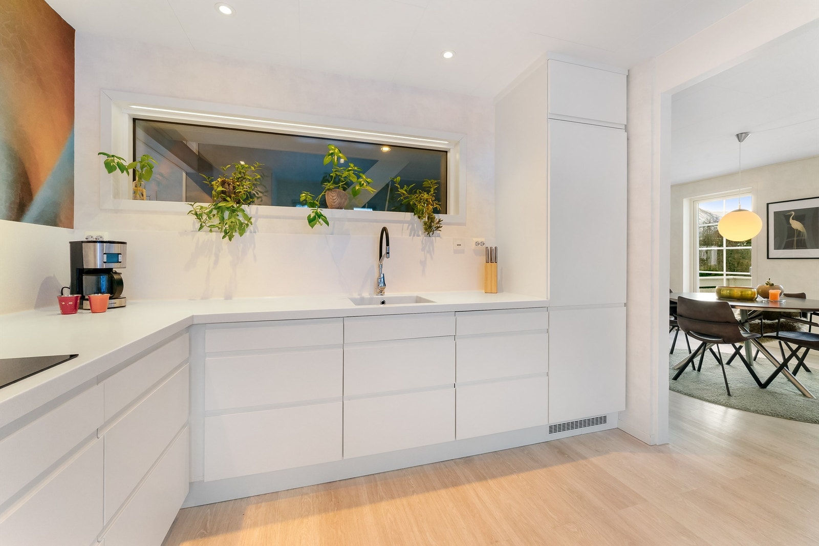 Kjøkkenet er i åpen løyving mot spisestova og stova, men likevel tilbaketrukket Galleribilde