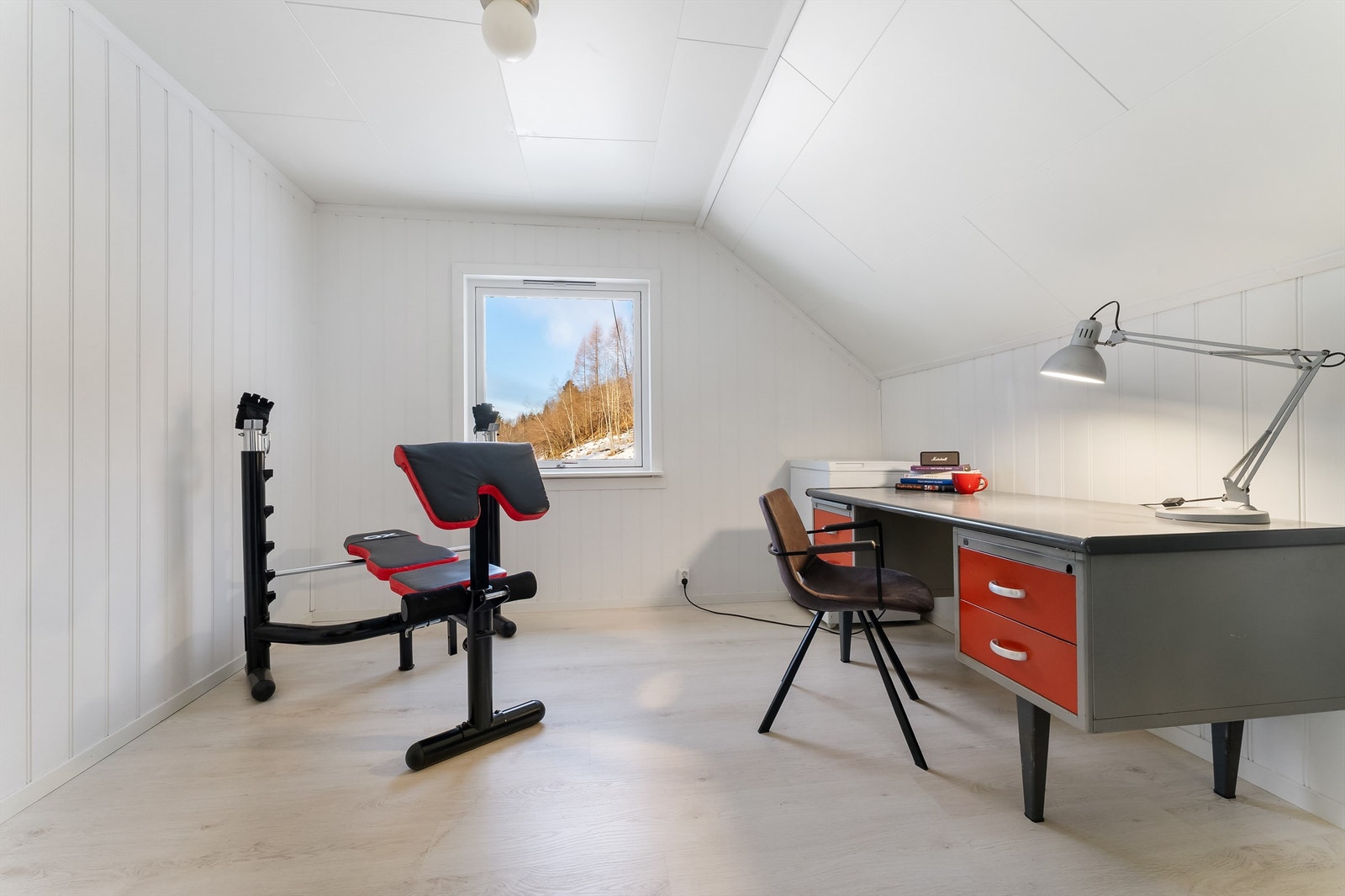 Soverom tre er pr idag nytta til kontor/trimrom Galleribilde