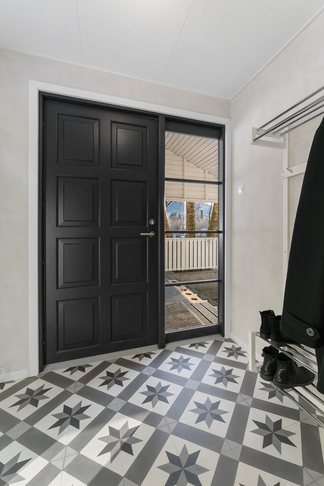 Eit innbydande inngangsparti ønsker deg og gjester velkomne. Ytterdør med praktisk og fint sidefelt som slepp lyset inn i gangen Galleribilde