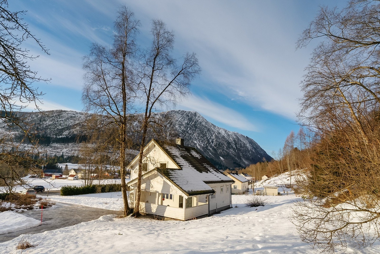 Komplett med pent opparbeida tomt, carport og gode parkeringstilhøve, fleire herlege uteplassar og løde. Galleribilde