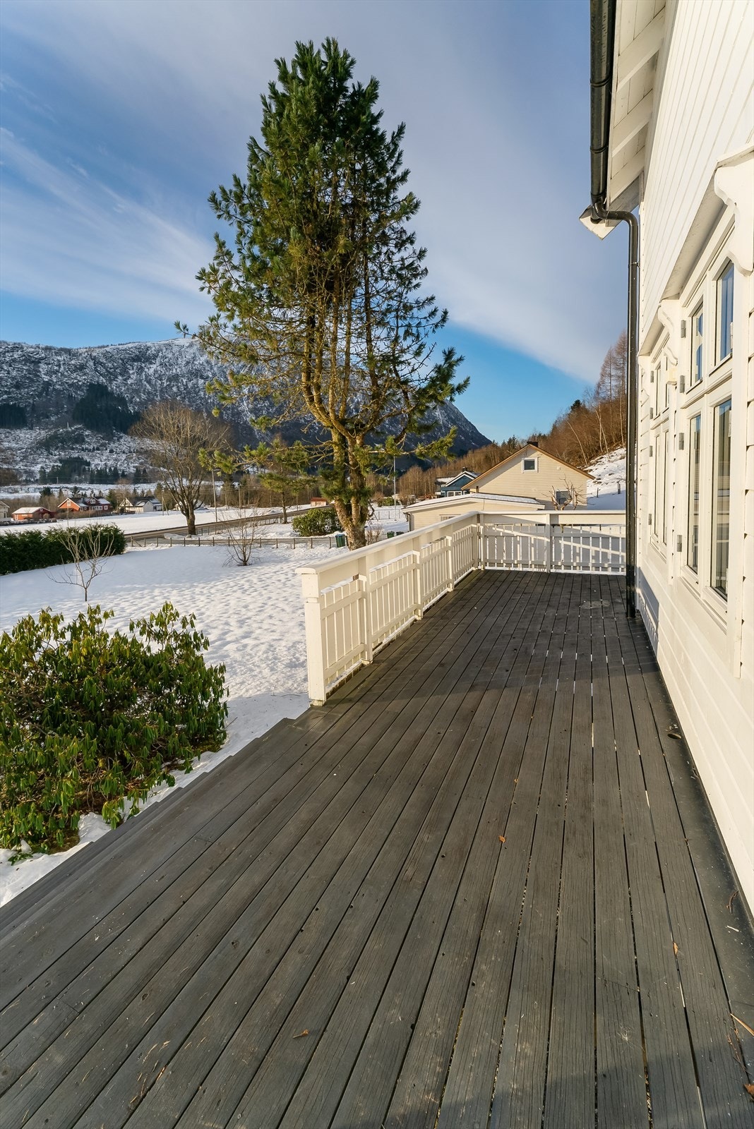 Her er god plass til sitteplass i solveggen, sørvendt og med fin utsikt mot hagen og fjella! Galleribilde