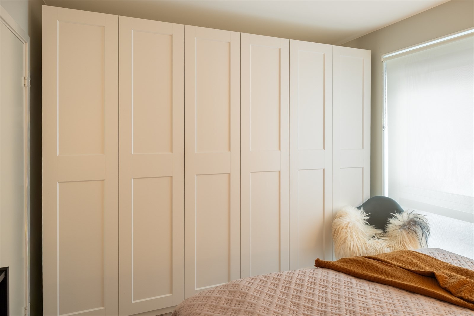 Garderobeskapene medfølger naturligvis handelen. Galleribilde