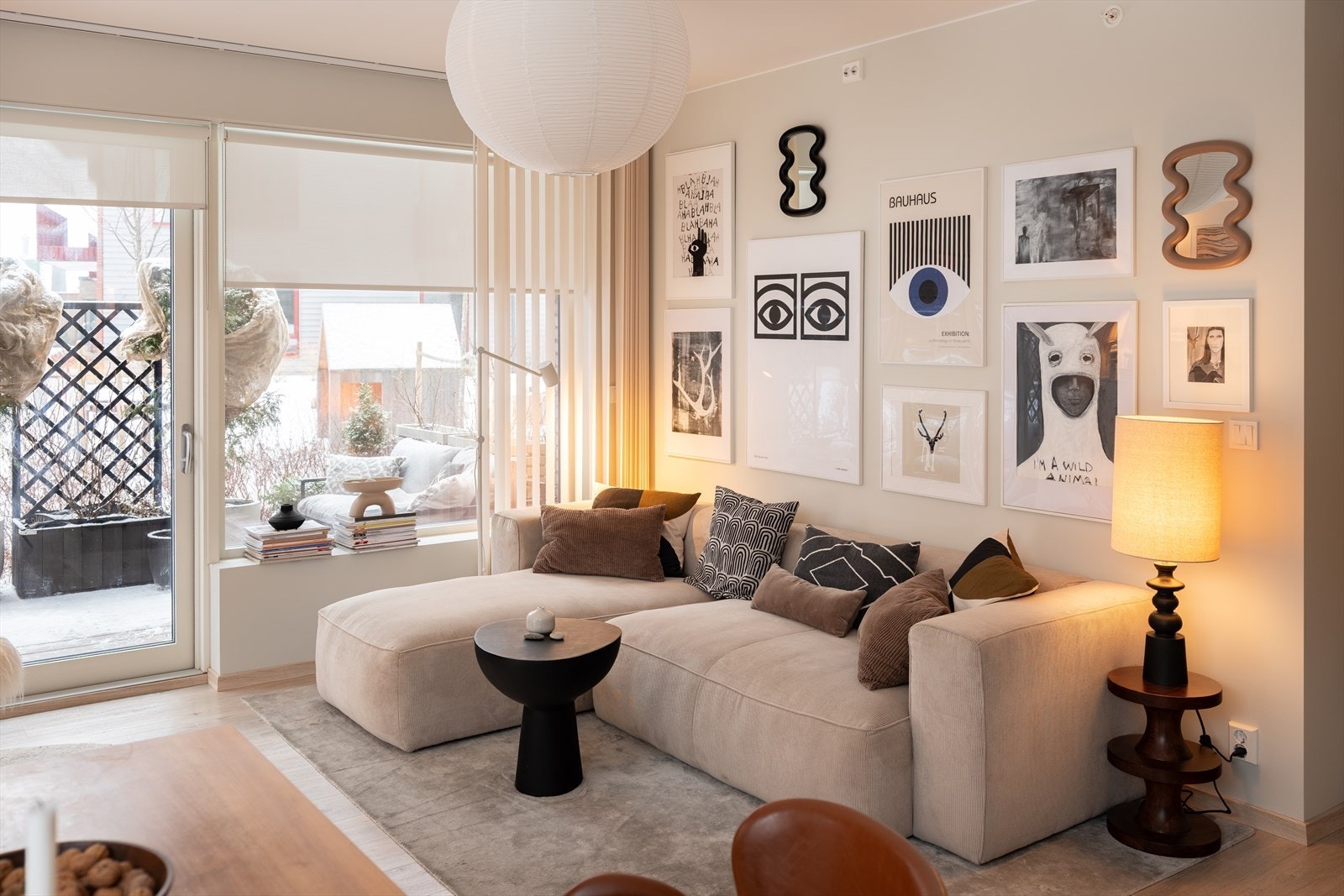 Leiligheten byr på åpen stue- og kjøkkenløsning, bad, to markterraser, to soverom og entré. Det medfølger også bod i kjeller for ekstra med lagringsplass. Galleribilde