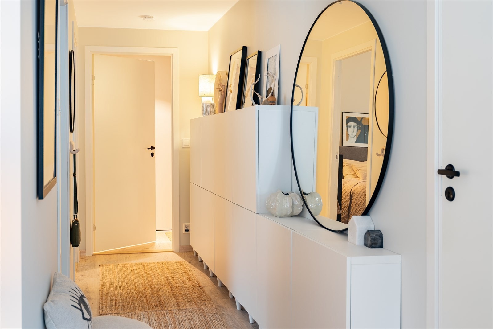 Innbydende og romslig entré på 6m² med god plass til oppbevaring av både sko og yttertøy. Galleribilde