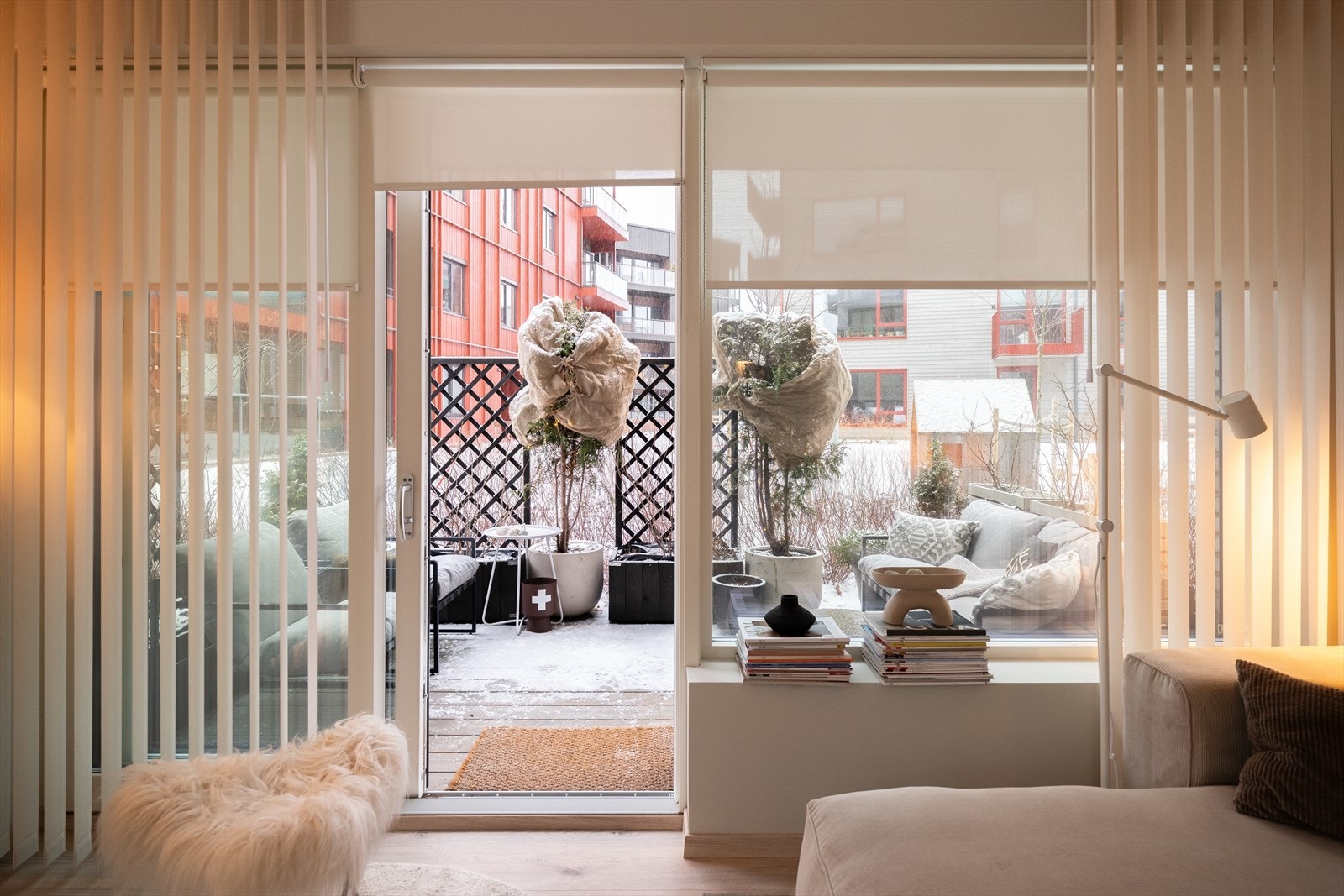 Fra stuen har du direkte adkomst til markterrassen via en praktisk skyvedør som fungerer som en forlengelse av stuen på varme sommerdager. Galleribilde