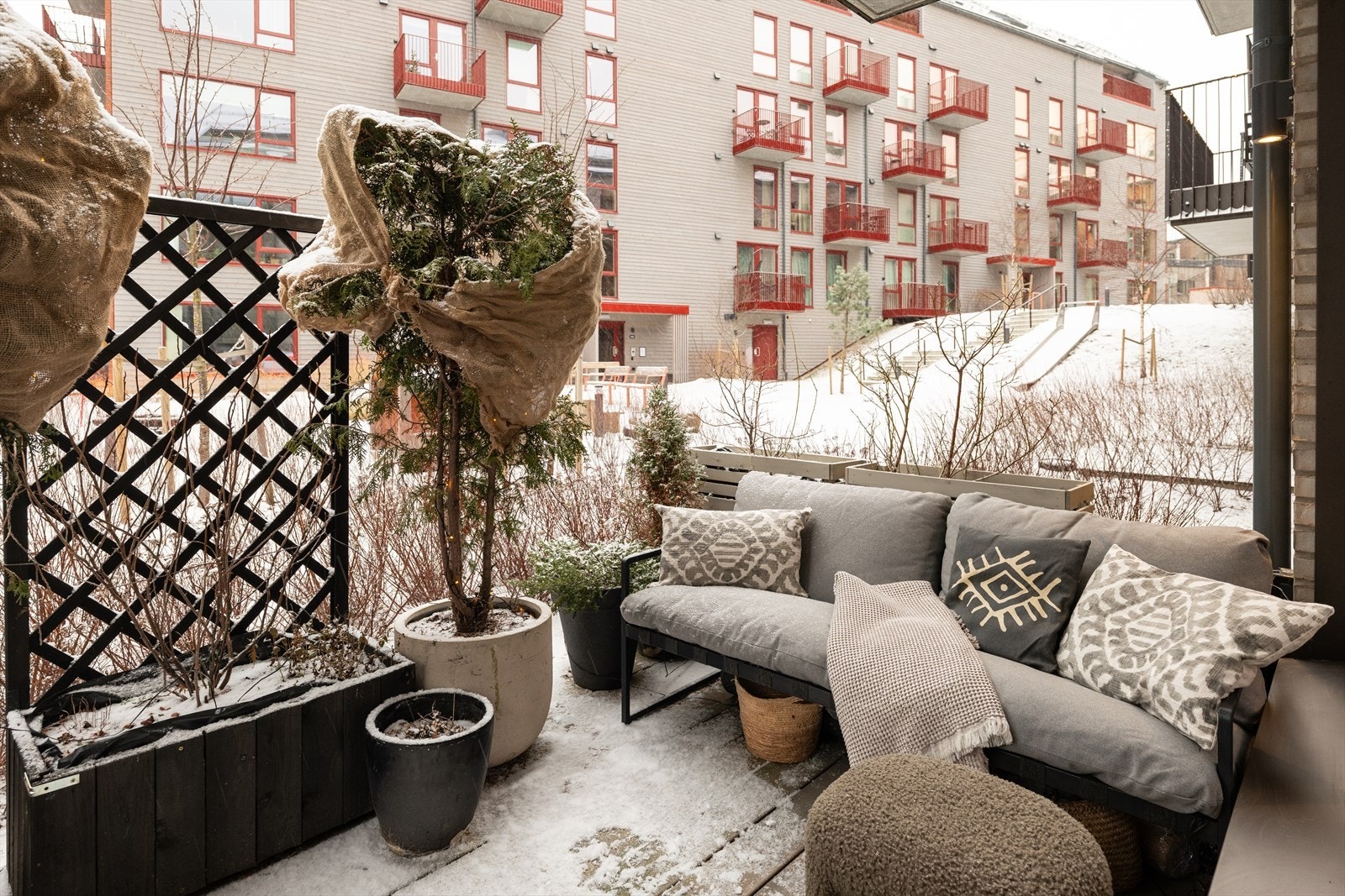 Markterrassen strekker seg over 10m², noe som gir god plass til ønsket møblering. Begge terrassene ligger godt til og er solrike. Galleribilde