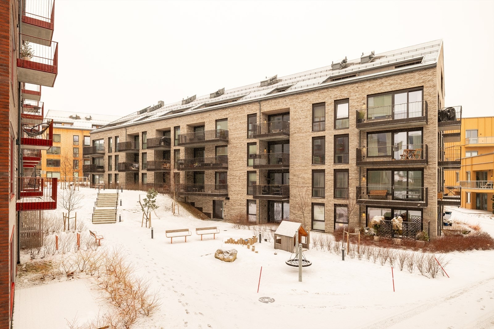 Den attraktive beliggenheten på Lade byr på umiddelbar nærhet til alt av servicefasiliteter som blant annet treningssenter, shoppingsenter, dagligvarer og turmuligheter på Ladestien. Galleribilde