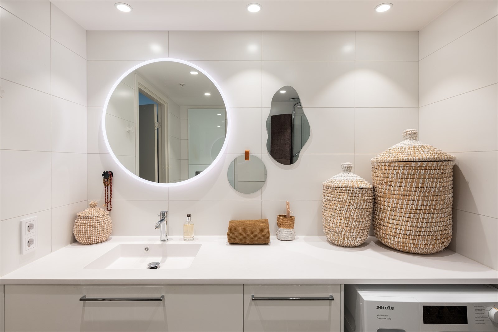 Pent og flislagt bad på 5m² med behagelig gulvvarme. Galleribilde