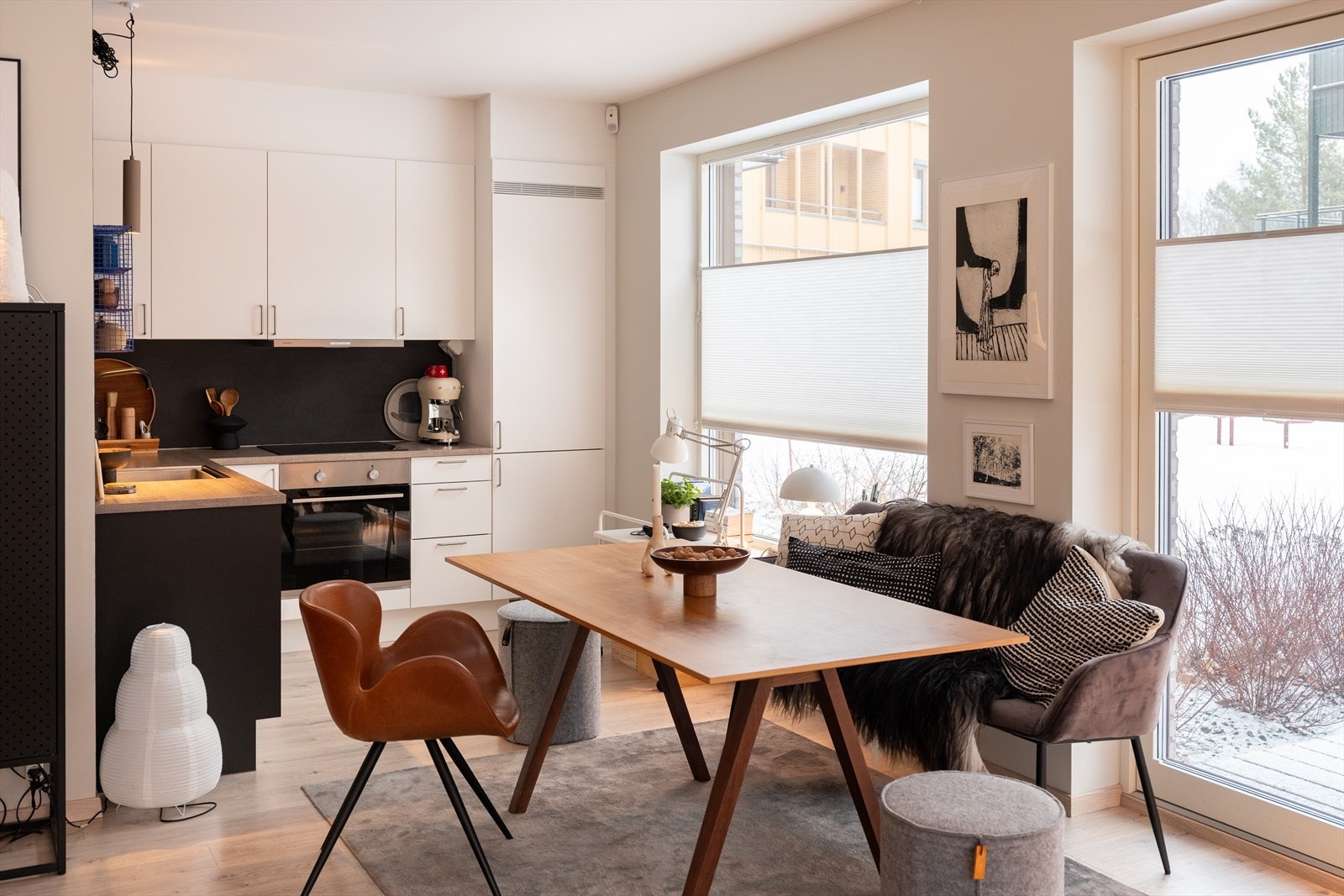 Etter dagens løsning får spiseseksjonen sin naturlige plassering mellom stuen og kjøkkenet. Galleribilde