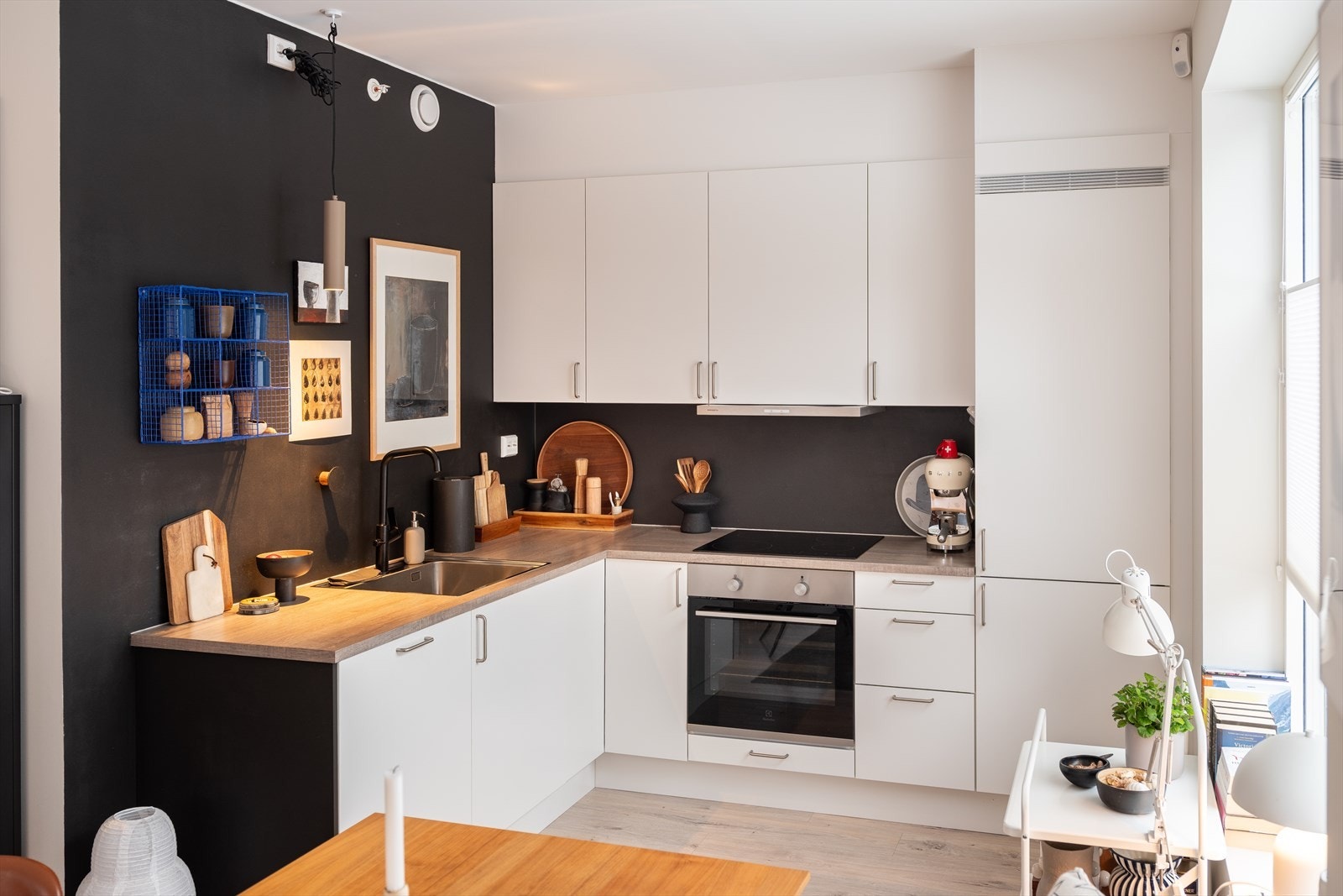 Kjøkkenet er utstyrt med integrerte hvitevarer som oppvaskmaskin, platetopp, kombiskap (kjøl og frys), stekeovn og ventilator. Galleribilde