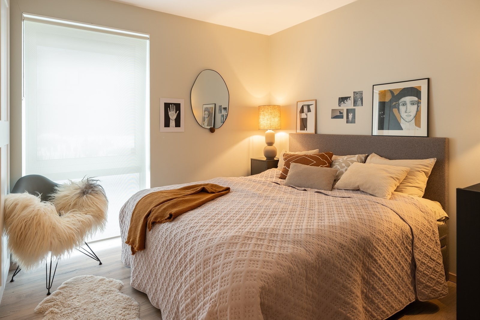 Hovedsoverommet måler hele 11,5m², her får du plass til dobbeltseng, nattbord og garderobeløsning. Galleribilde